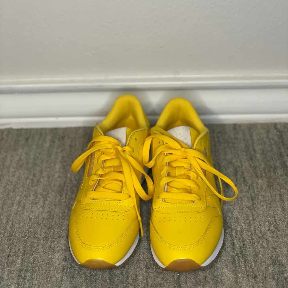 Yellow Reebok shoes - Picture 2 of 5